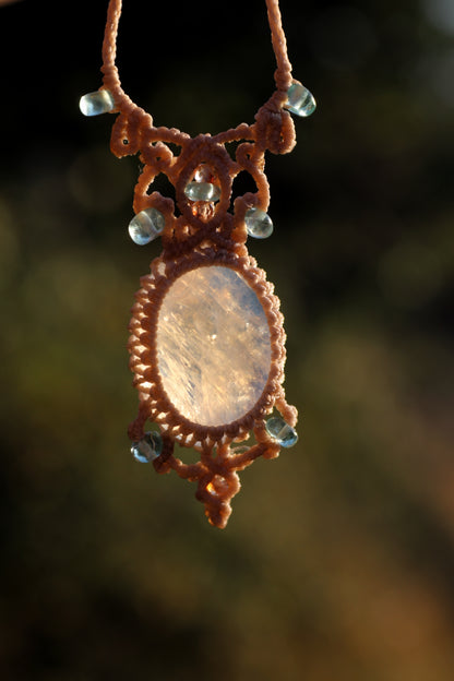 Wassertropfen-Paraiba-Apatit und Mondstein | Handgefertigter Makramee-Schmuck