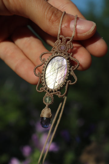 Silberner und lila Labradorit-Anhänger mit Amethyst- und Fluorit-Perlen