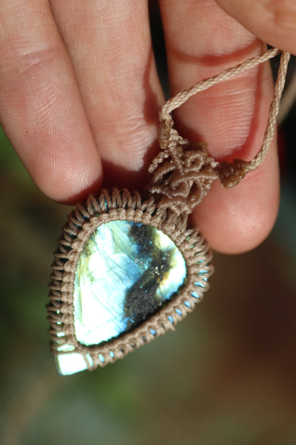 Pendentif en Labradorite bleu ciel et perles de Lapis-lazuli