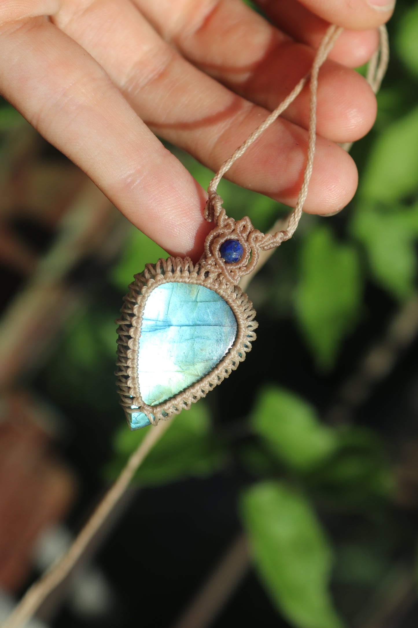 Pendentif en Labradorite bleu ciel et perles de Lapis-lazuli