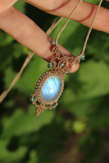 Wassertropfen-Paraiba-Apatit und Mondstein | Handgefertigter Makramee-Schmuck