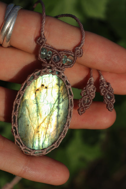 Labradorita verde pastel con cuentas de apatita azul paraiba | Joyería de Macramé Hecha a Mano