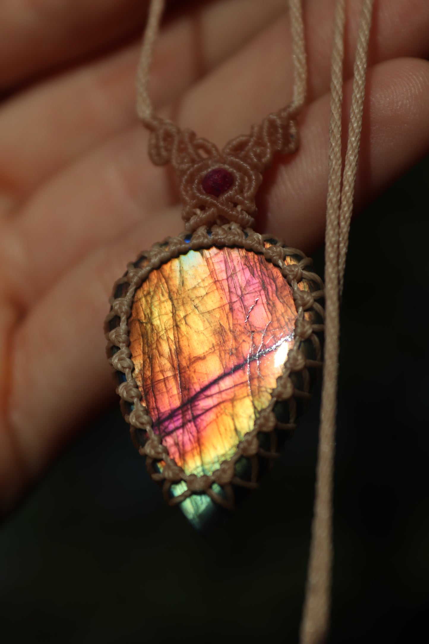 Labradorite rose vif et orange avec perles de rubis
