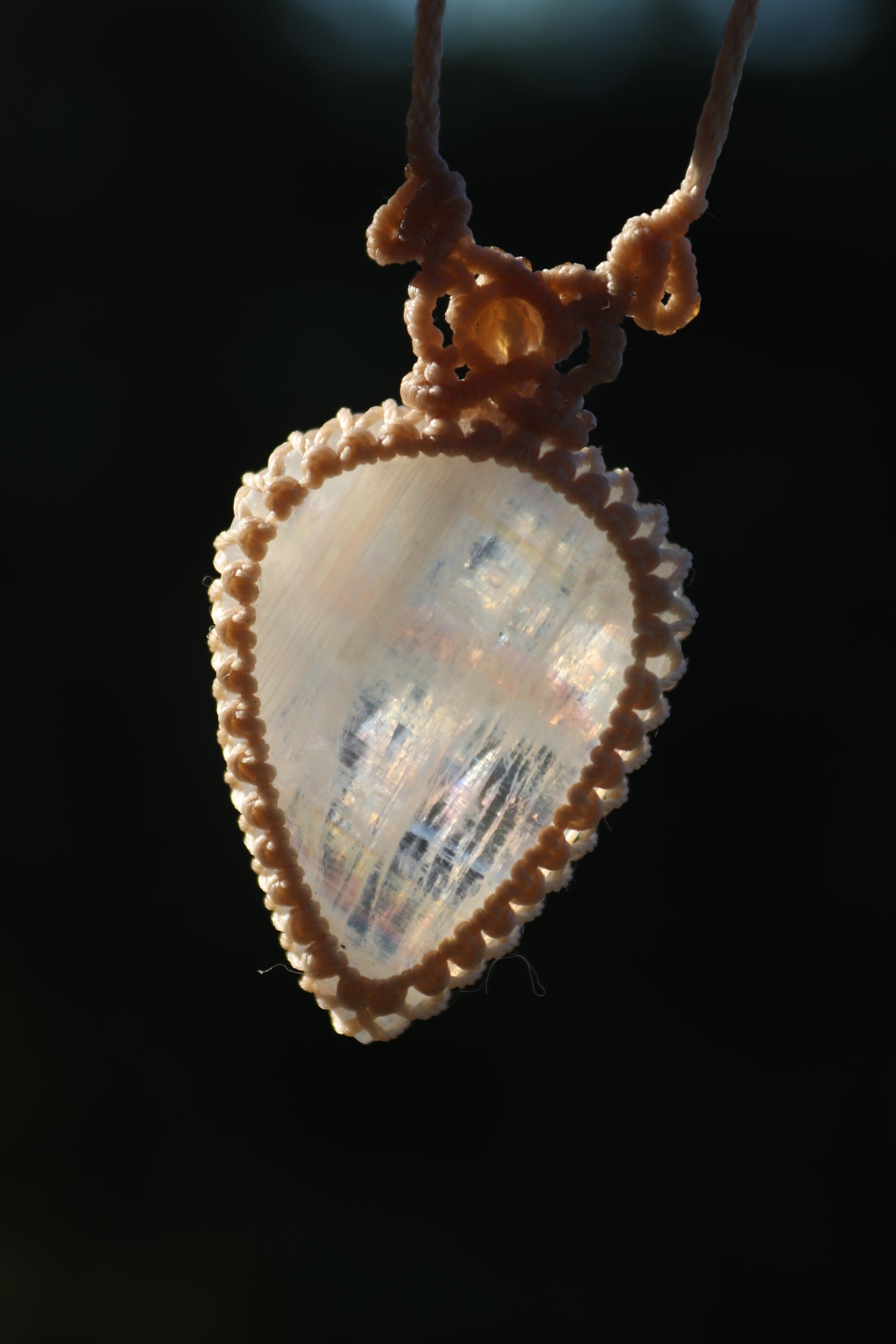 Pendentif en pierre de lune arc-en-ciel translucide avec perles de cornaline