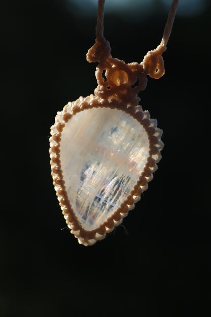 Pendentif en pierre de lune arc-en-ciel translucide avec perles de cornaline