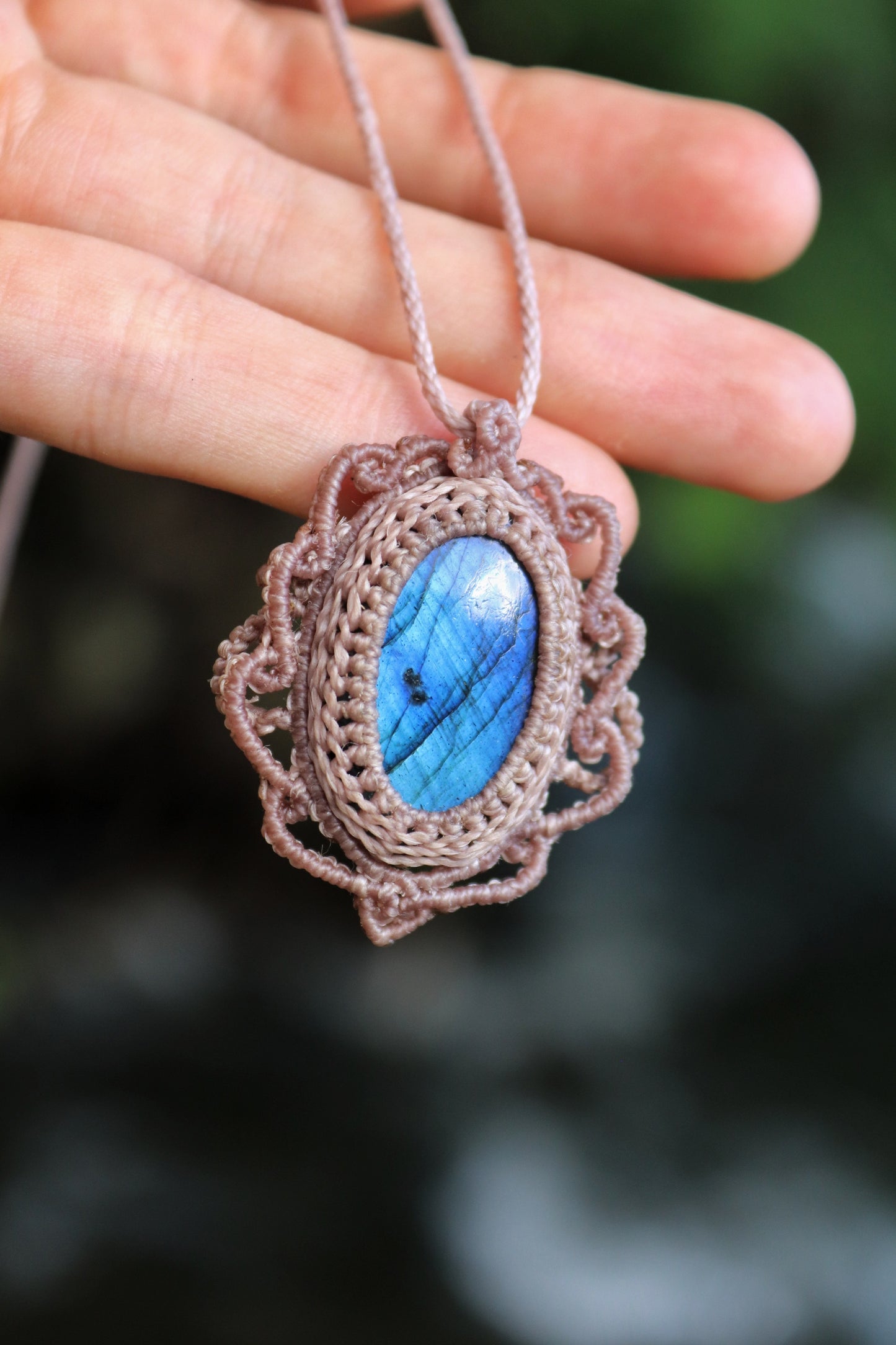 Tiefblauer Ozean-Labradorit-Talisman