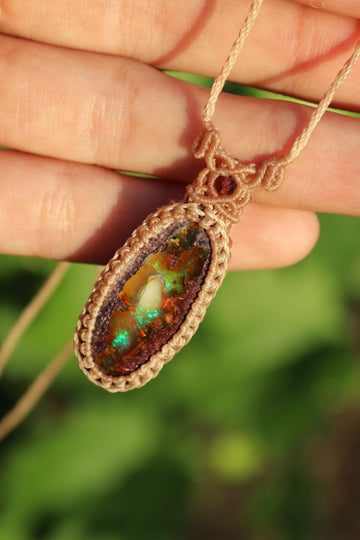 Incroyable opale mexicaine de 31 mm avec jeu de couleurs rouge et inclusion « fantôme » ! | Bijoux en macramé faits main