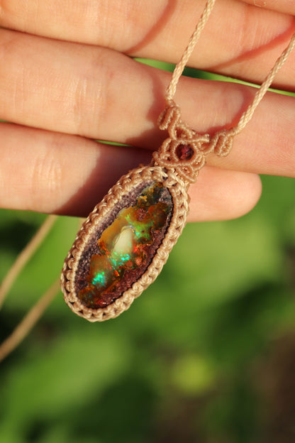 Incroyable opale mexicaine de 31 mm avec jeu de couleurs rouge et inclusion « fantôme » ! | Bijoux en macramé faits main