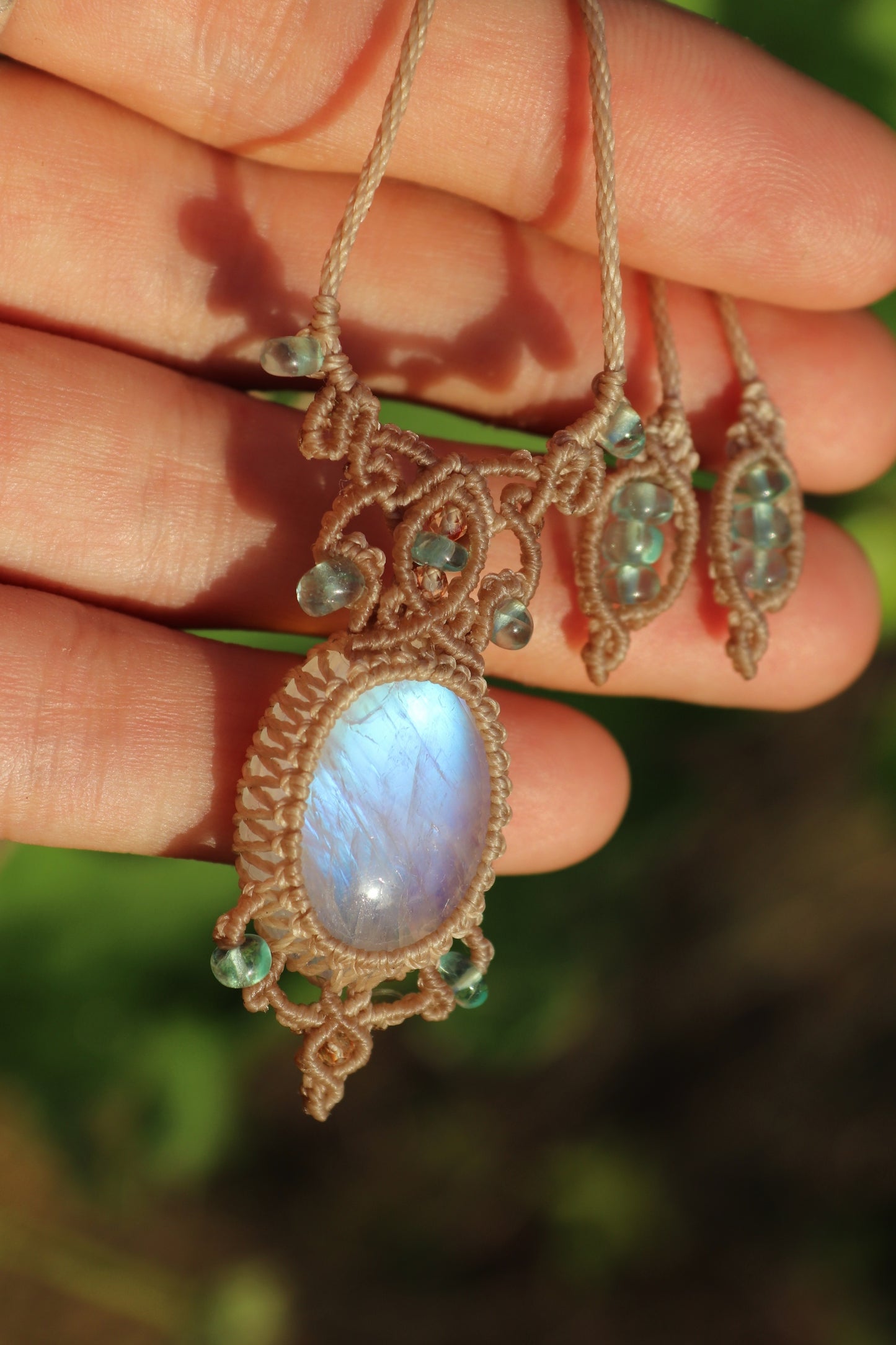 Wassertropfen-Paraiba-Apatit und Mondstein | Handgefertigter Makramee-Schmuck