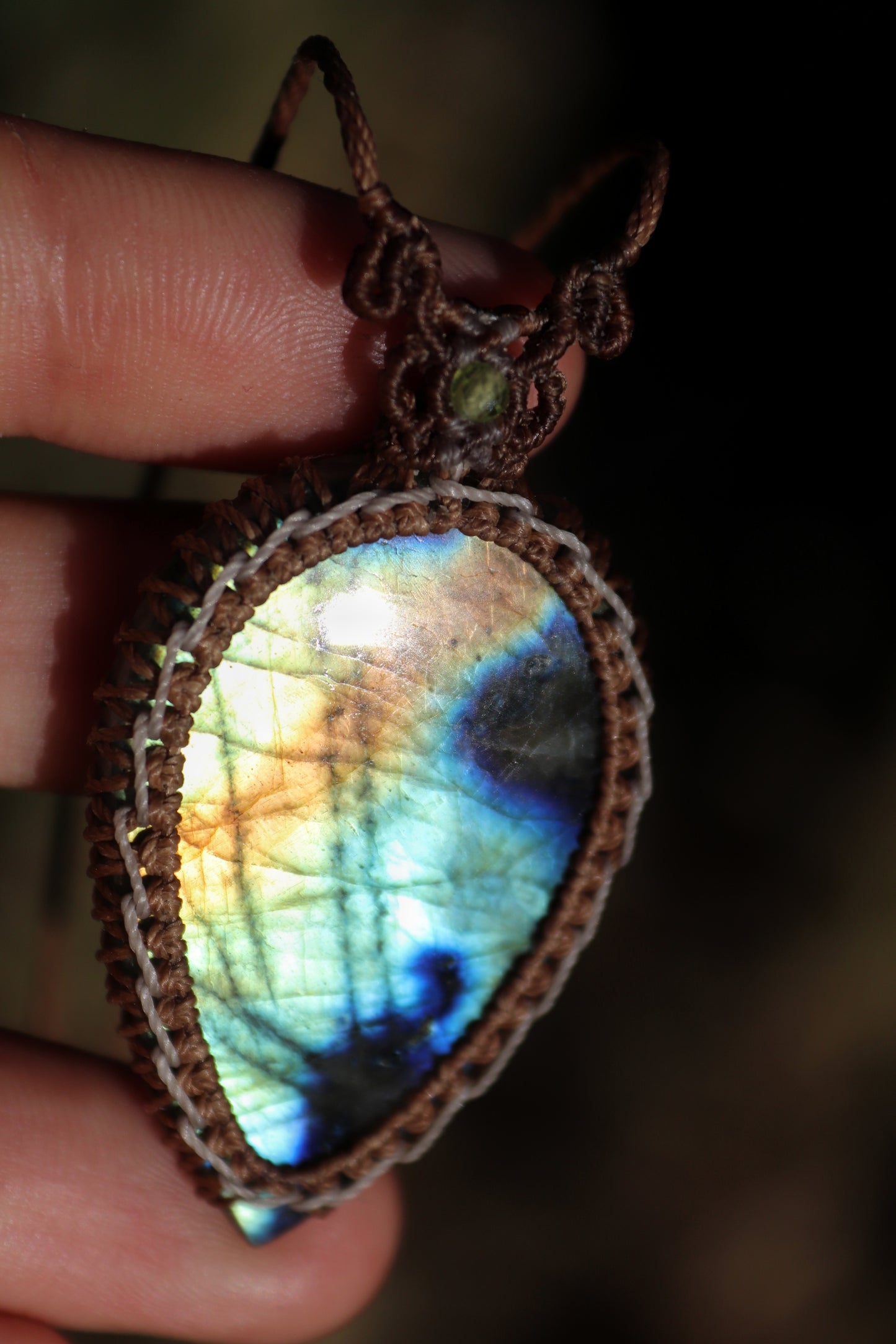 Colgante de labradorita colorida con cuentas de peridoto