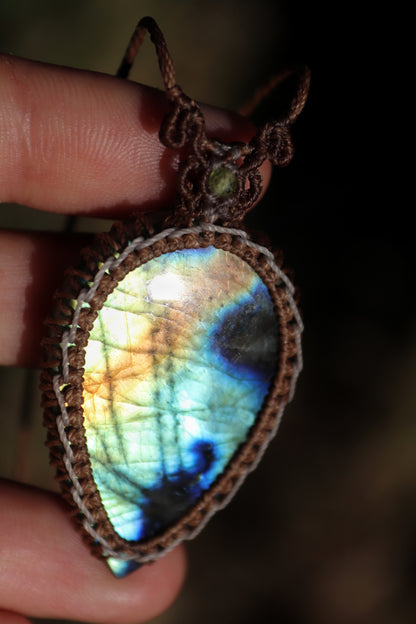 Colgante de labradorita colorida con cuentas de peridoto