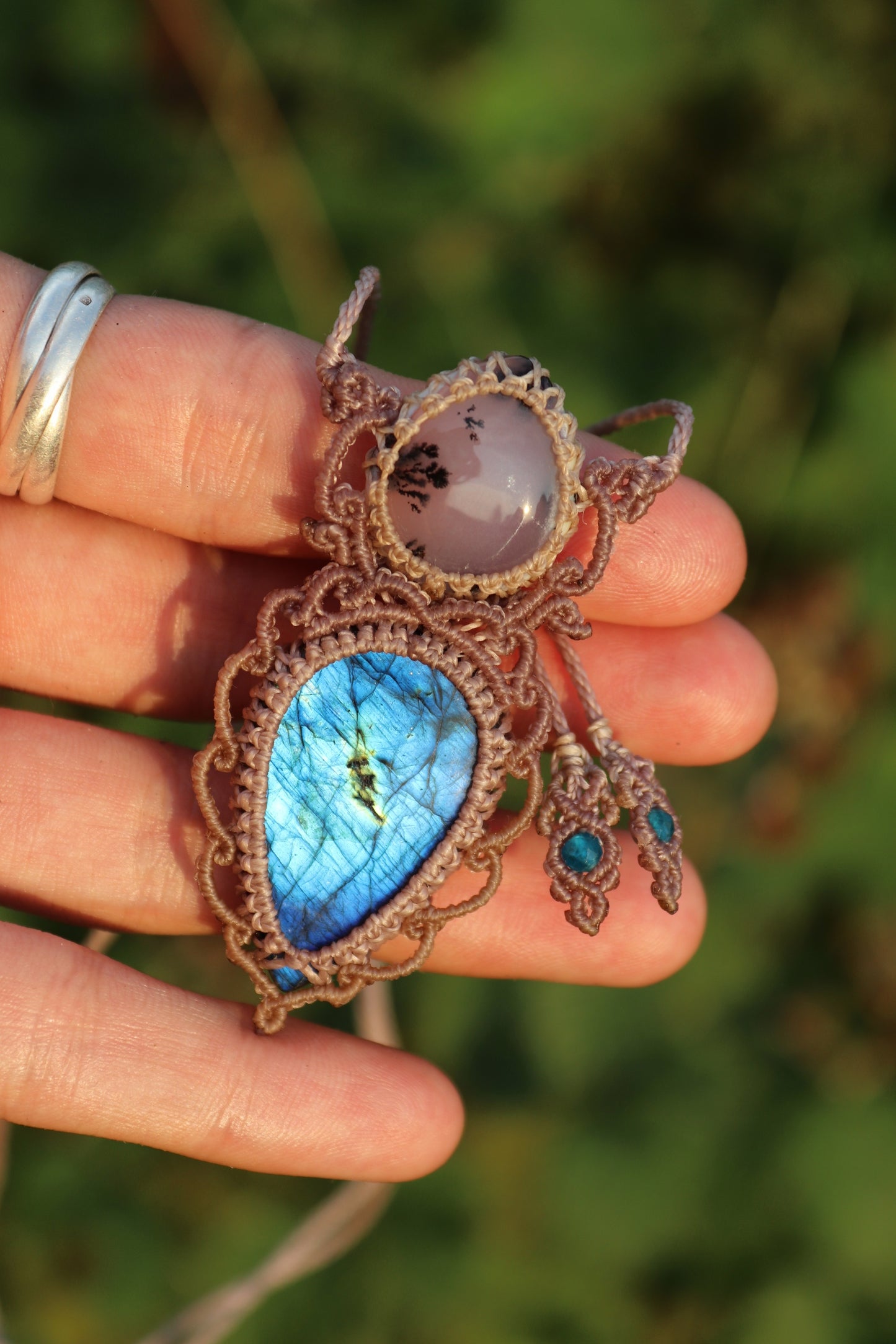 Doppelanhänger aus blauem Labradorit und Dendritenopal | Handgefertigter Makramee-Schmuck