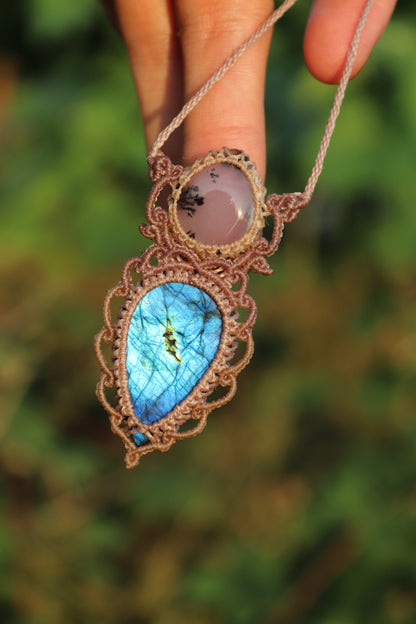 Doppelanhänger aus blauem Labradorit und Dendritenopal | Handgefertigter Makramee-Schmuck