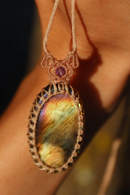 Joli pendentif en labradorite | Bijoux en macramé faits main