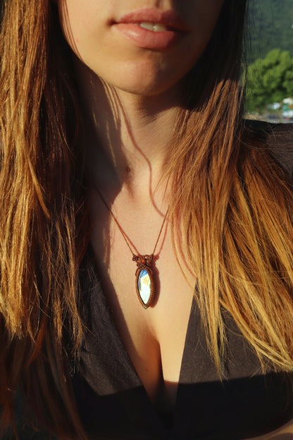 Colgante de labradorita en forma de marquesa | Joyería de Macramé Hecha a Mano