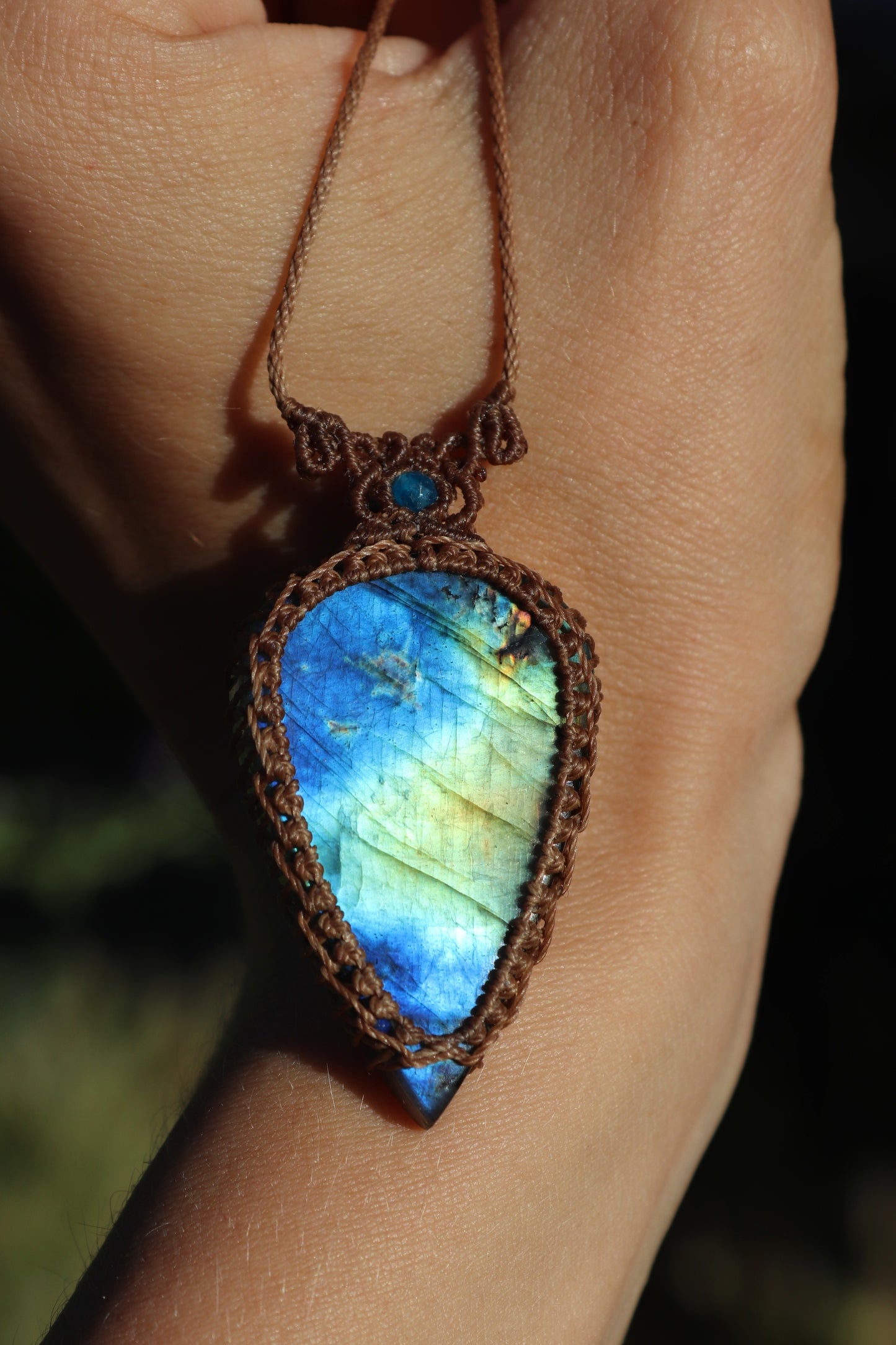Blau, türkis und gelb schimmernde Labradorit-Kette mit Apatit-Perlen
