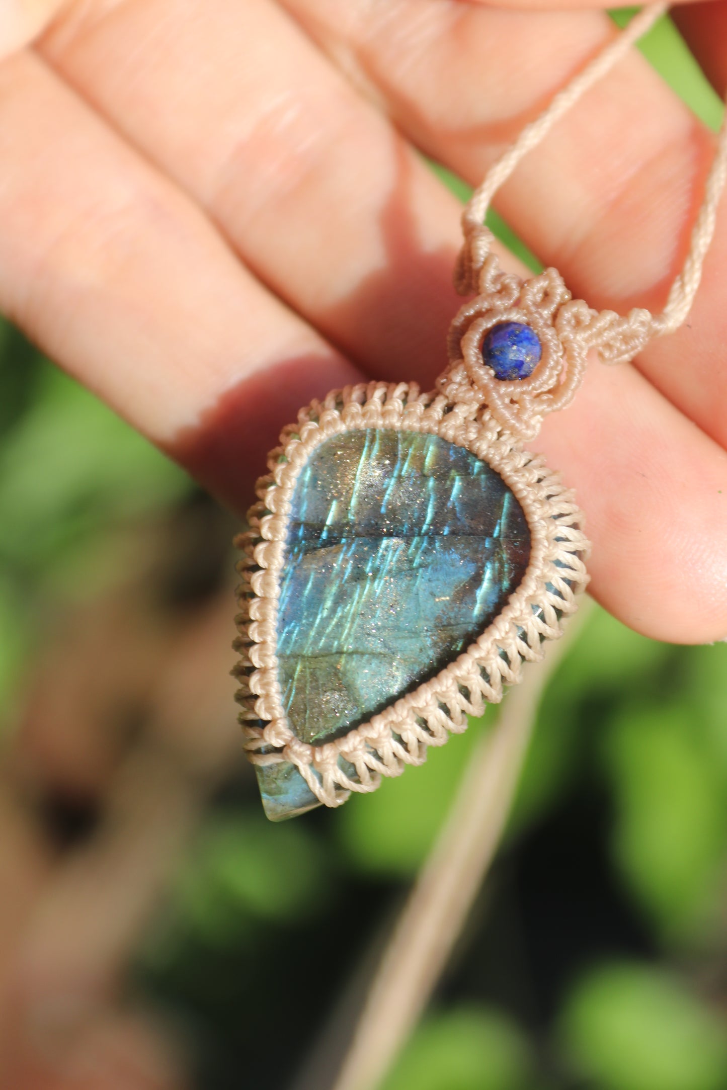 Pendentif en Labradorite bleu ciel et perles de Lapis-lazuli