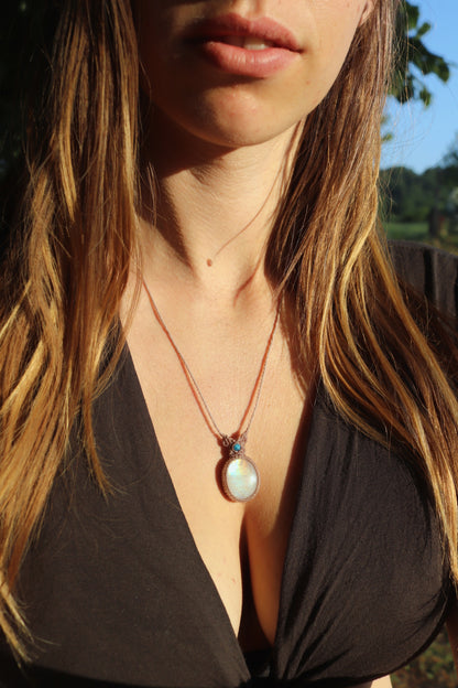Colgante de piedra de la luna arcoíris con cuentas de apatita | Joyería de Macramé Hecha a Mano