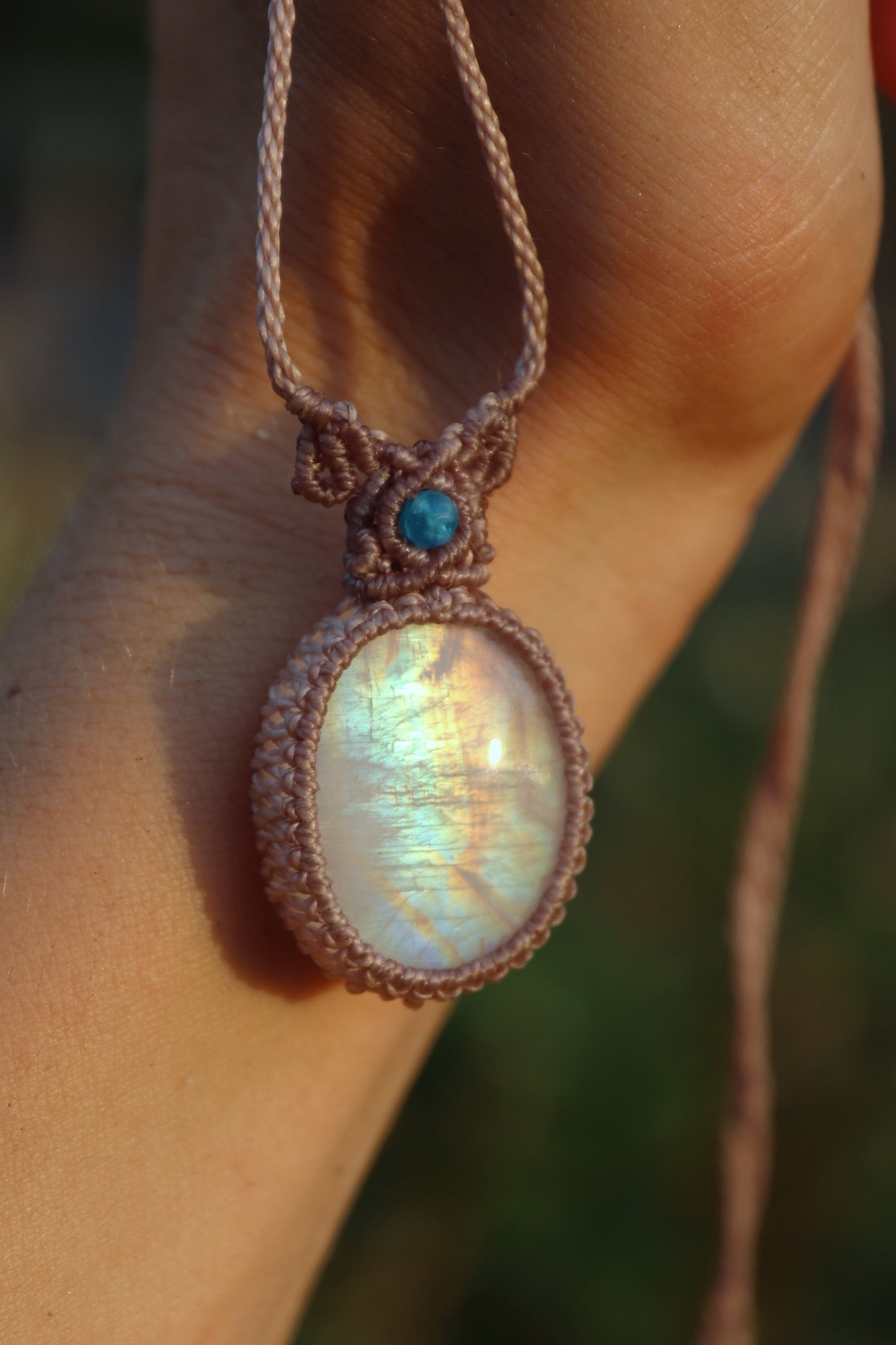 Colgante de piedra de la luna arcoíris con cuentas de apatita | Joyería de Macramé Hecha a Mano