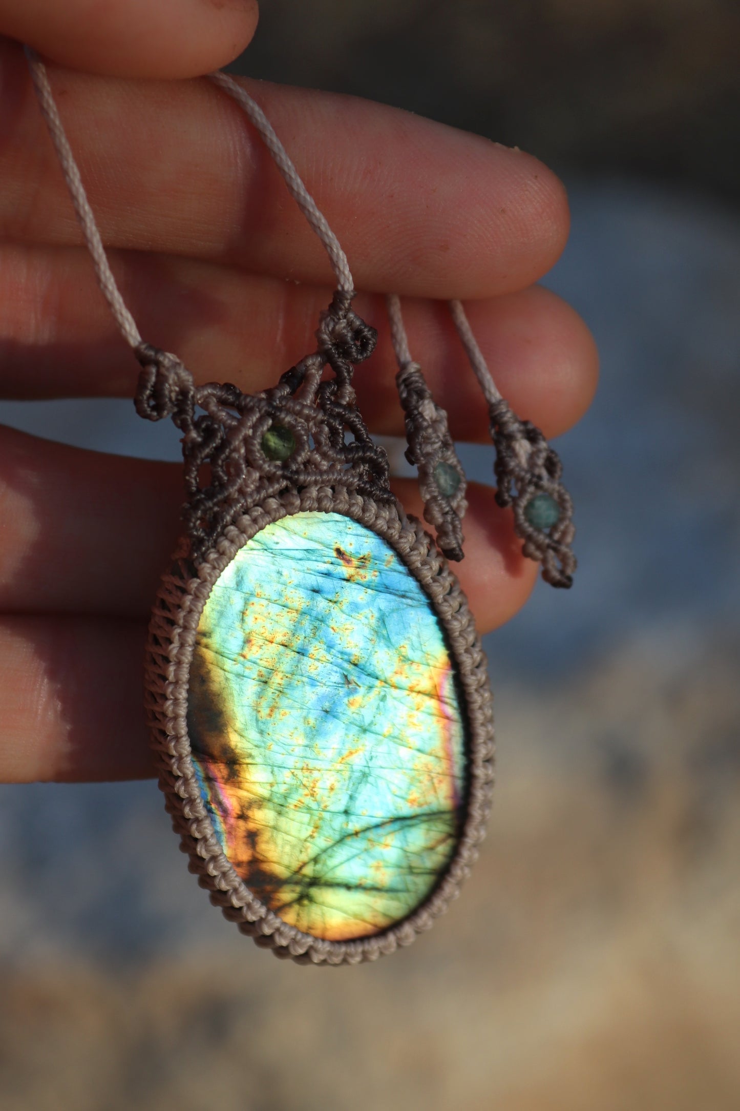 Cyangrüner und türkisblauer Labradorit-Anhänger – SELTENE Farbe | Handgemachter Makramee-Schmuck