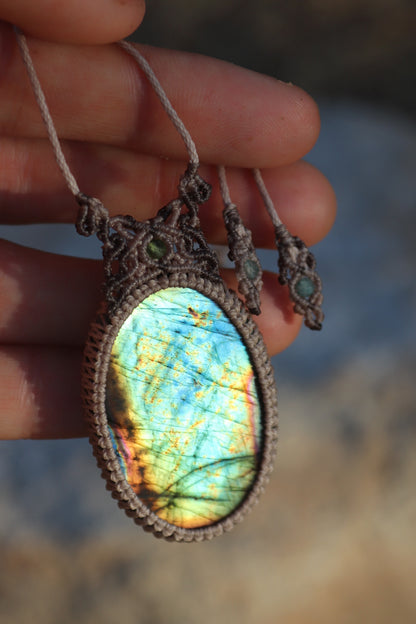 Cyangrüner und türkisblauer Labradorit-Anhänger – SELTENE Farbe | Handgemachter Makramee-Schmuck