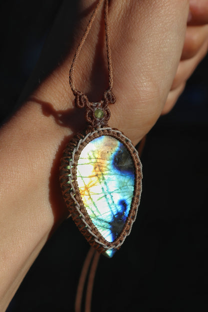 Colgante de labradorita colorida con cuentas de peridoto