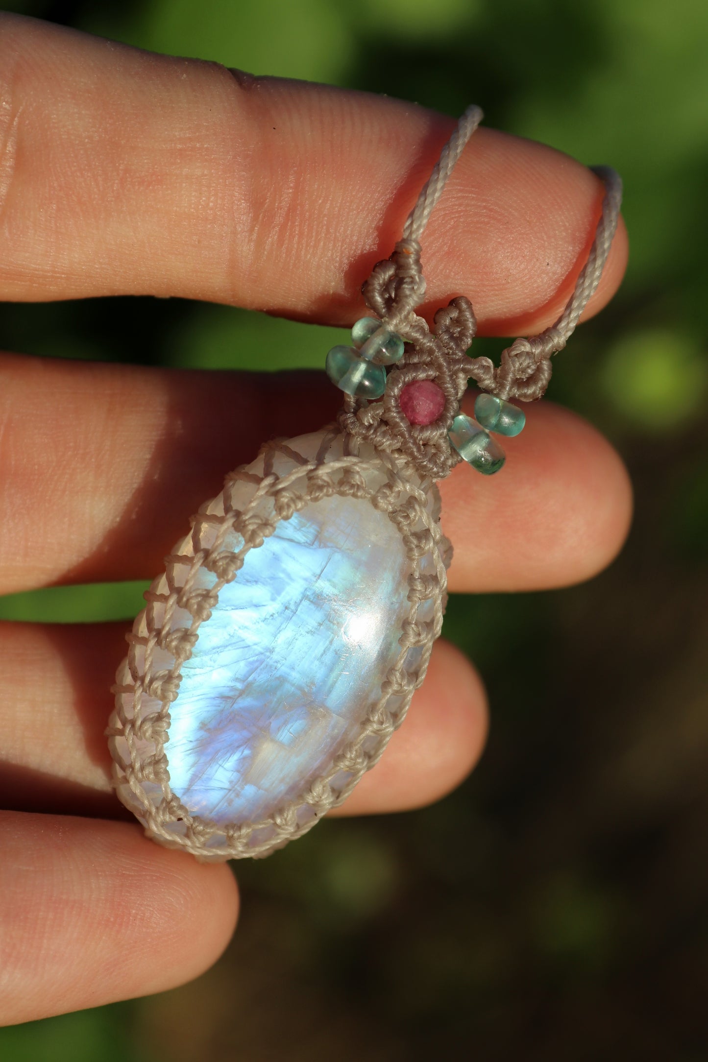 Pierre de lune de qualité AAA avec tourmaline rose et perles d'apatite paraïba | Bijoux en macramé faits main
