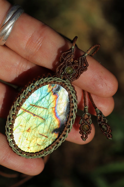 Labradorite cyan et bleu-vert, couleurs rares et reflets intenses