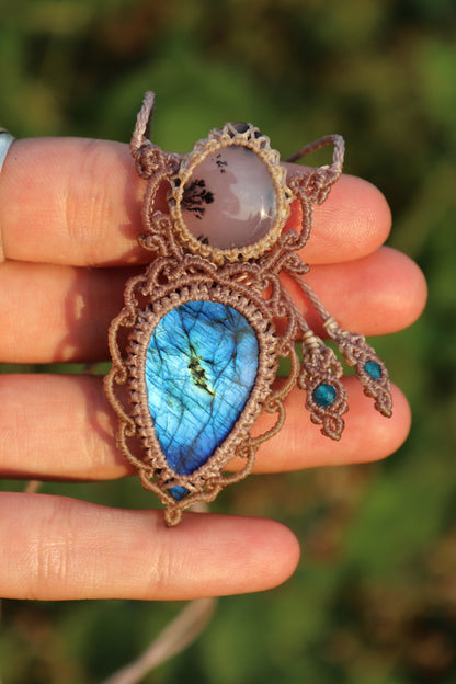 Doppelanhänger aus blauem Labradorit und Dendritenopal | Handgefertigter Makramee-Schmuck