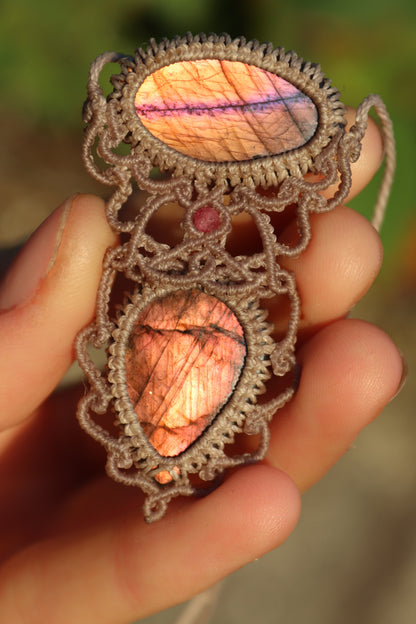 Double pendentif labradorite rose vif et orange avec perles de tourmaline rose | Bijoux en macramé faits main