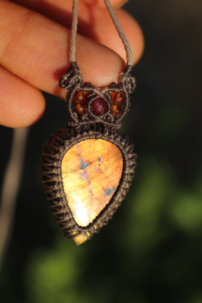 Collar de labradorita naranja atardecer | Joyería de macramé
