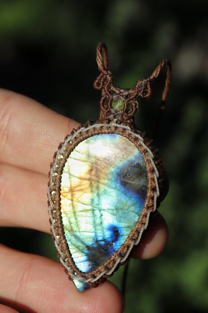 Colgante de labradorita colorida con cuentas de peridoto
