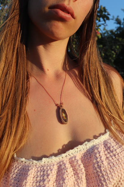 Incroyable opale mexicaine de 31 mm avec jeu de couleurs rouge et inclusion « fantôme » ! | Bijoux en macramé faits main