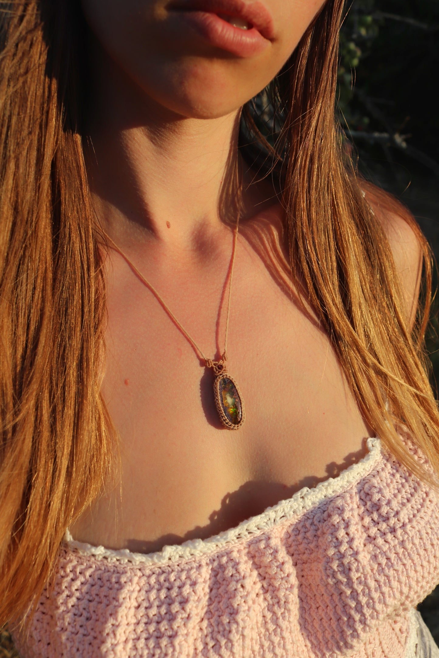 Incroyable opale mexicaine de 31 mm avec jeu de couleurs rouge et inclusion « fantôme » ! | Bijoux en macramé faits main