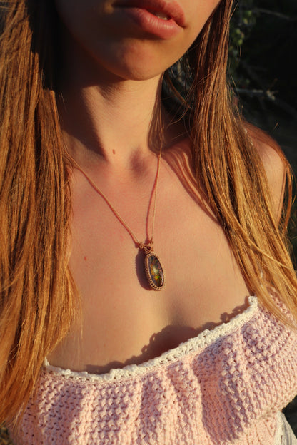 Incroyable opale mexicaine de 31 mm avec jeu de couleurs rouge et inclusion « fantôme » ! | Bijoux en macramé faits main