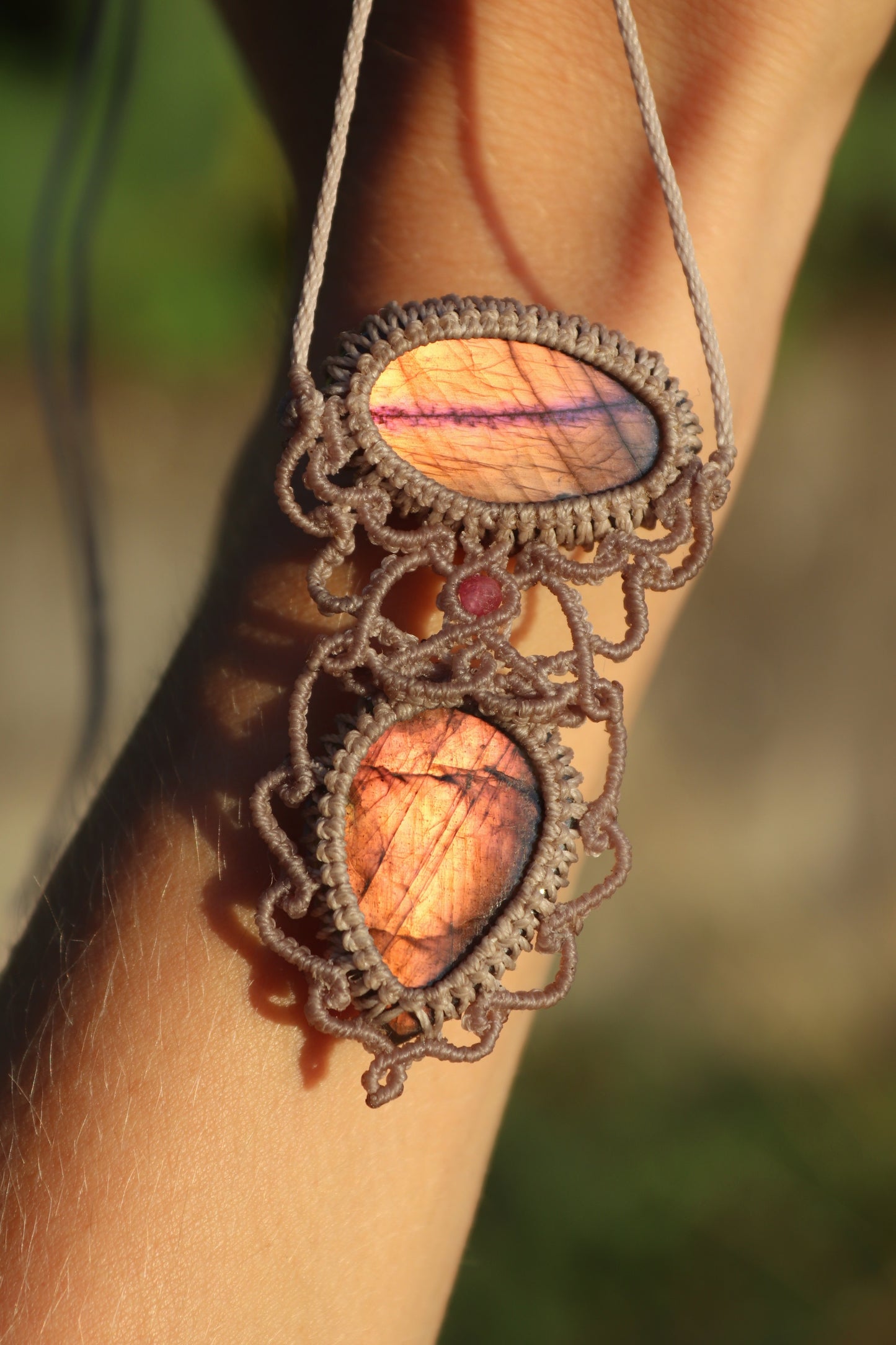 Double pendentif labradorite rose vif et orange avec perles de tourmaline rose | Bijoux en macramé faits main