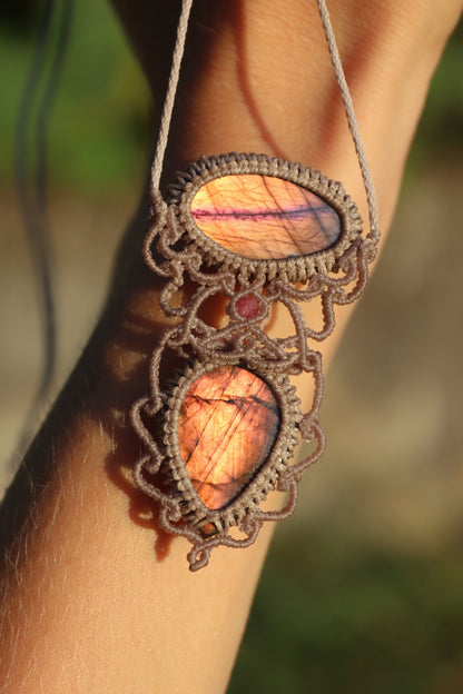 Double pendentif labradorite rose vif et orange avec perles de tourmaline rose | Bijoux en macramé faits main