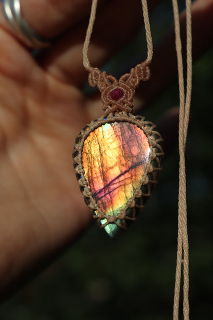 Labradorite rose vif et orange avec perles de rubis