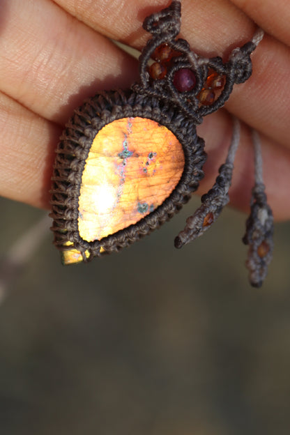 Collar de labradorita naranja atardecer | Joyería de macramé