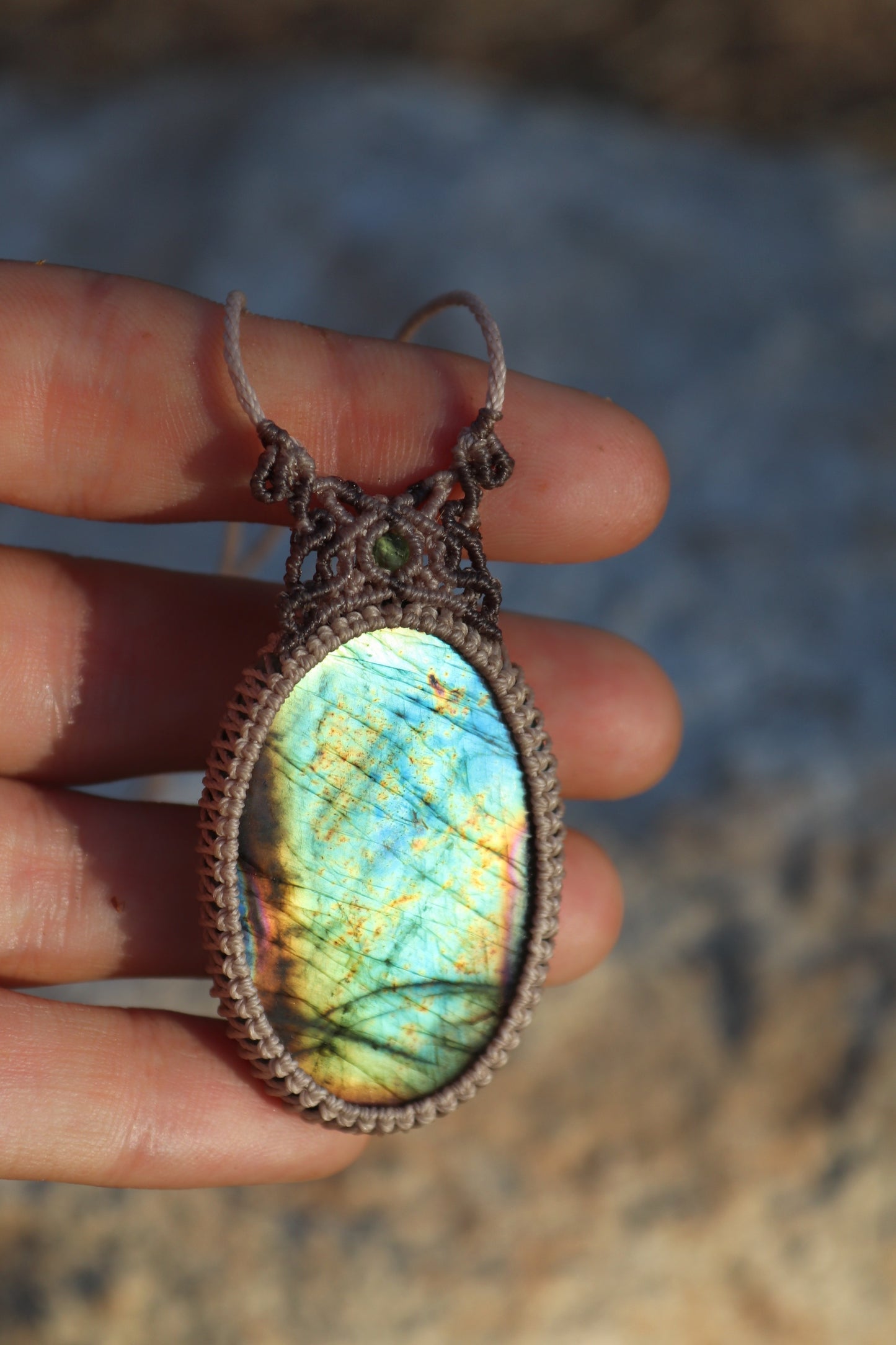 Cyangrüner und türkisblauer Labradorit-Anhänger – SELTENE Farbe | Handgemachter Makramee-Schmuck