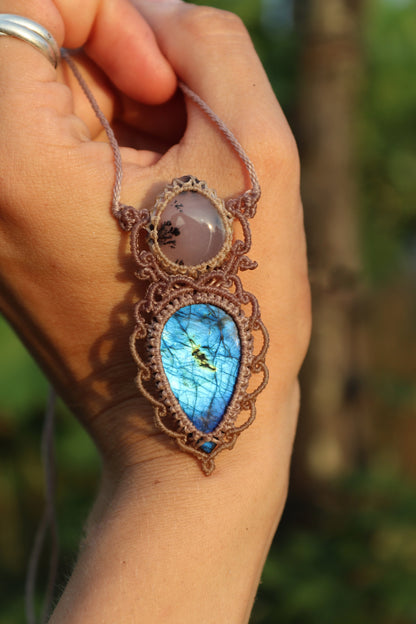 Doppelanhänger aus blauem Labradorit und Dendritenopal | Handgefertigter Makramee-Schmuck
