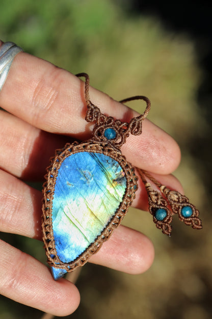 Blau, türkis und gelb schimmernde Labradorit-Kette mit Apatit-Perlen