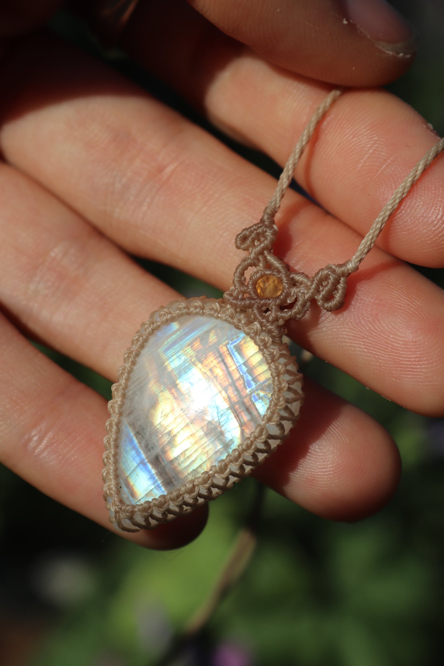 Pendentif en pierre de lune arc-en-ciel translucide avec perles de cornaline