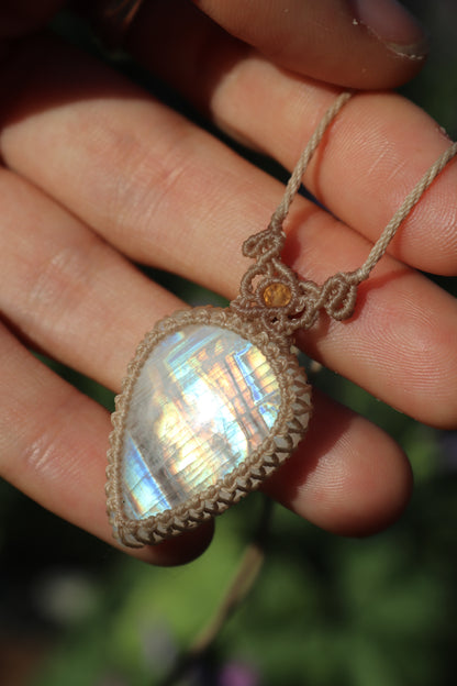 Pendentif en pierre de lune arc-en-ciel translucide avec perles de cornaline