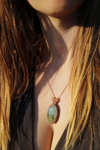 Joli pendentif en labradorite | Bijoux en macramé faits main