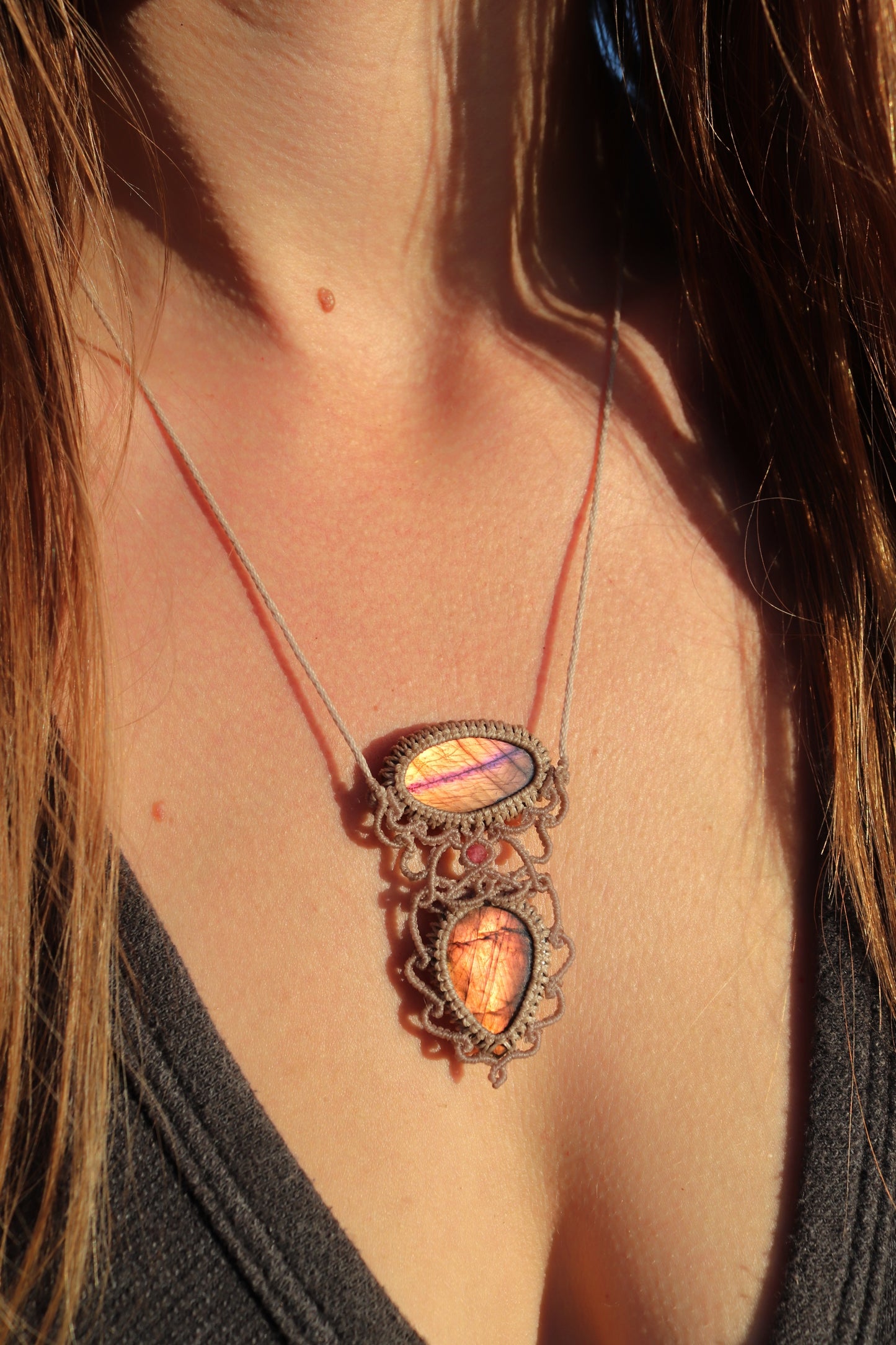 Double pendentif labradorite rose vif et orange avec perles de tourmaline rose | Bijoux en macramé faits main
