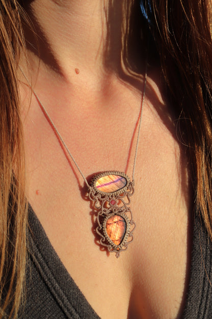 Double pendentif labradorite rose vif et orange avec perles de tourmaline rose | Bijoux en macramé faits main