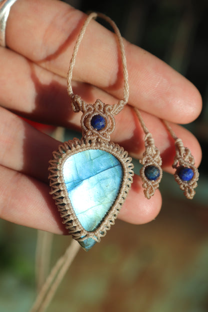 Pendentif en Labradorite bleu ciel et perles de Lapis-lazuli