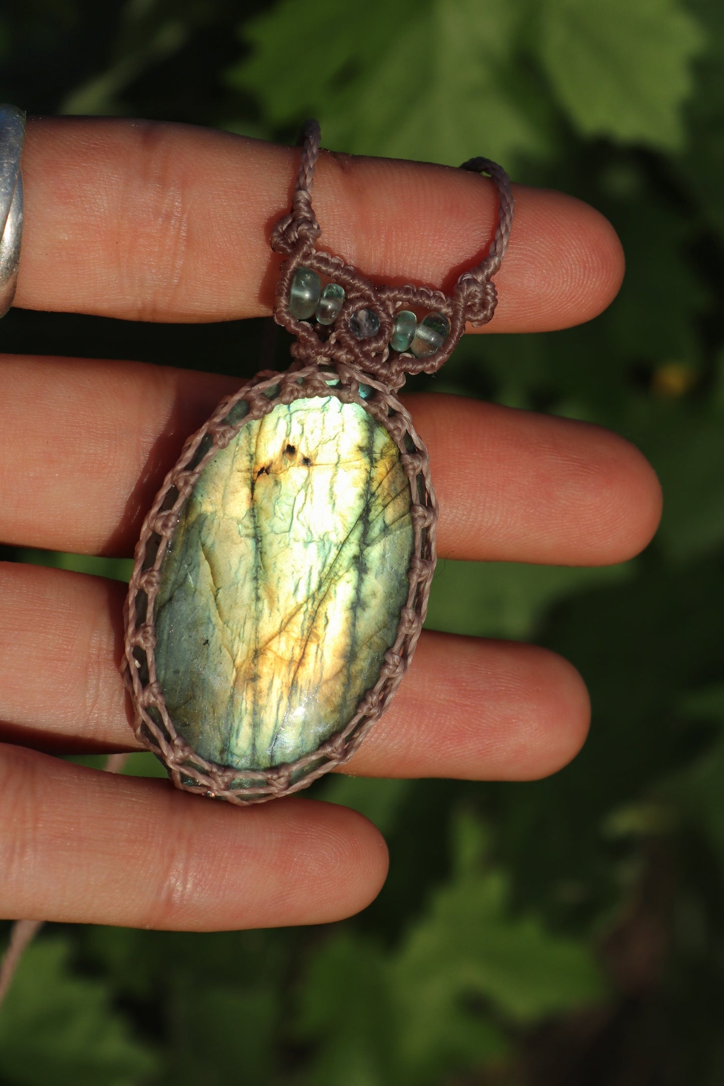 Labradorita verde pastel con cuentas de apatita azul paraiba | Joyería de Macramé Hecha a Mano