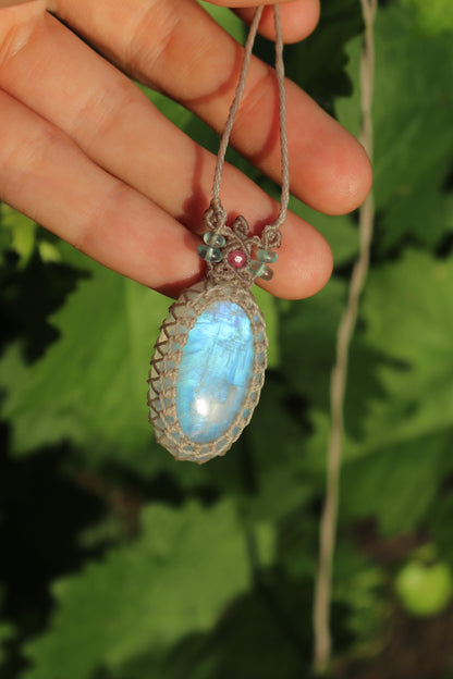 Pierre de lune de qualité AAA avec tourmaline rose et perles d'apatite paraïba | Bijoux en macramé faits main